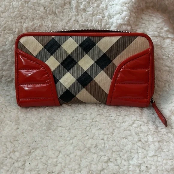 Burberry Long Zippered Checkered Wallet with Patent Leather - Picture 2 of 13